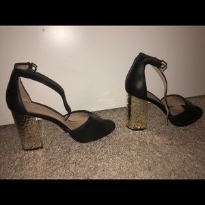 ALDO- BLACK HEELS WITH GOLD DETAILING